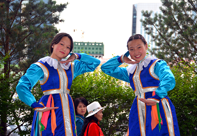 Kids with Mongolian traditional costume (deel)